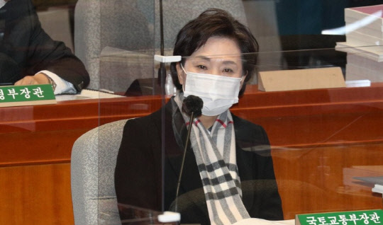 김현미 국토교통부 장관이 9일 서울 여의도 국회에서 열린 예산결산특별위원회 전체회의에 참석하고 있다. <연합뉴스>